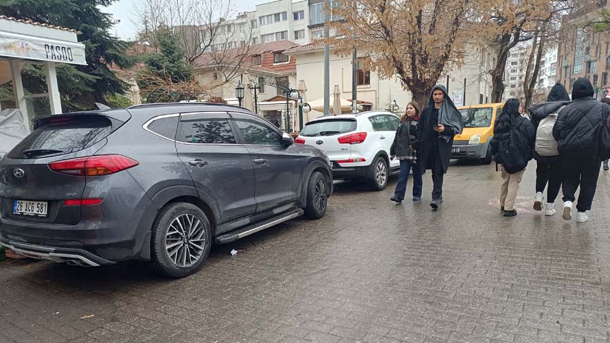 Eskişehir'in Odunpazarı ilçesi İstiklal Mahallesi'nde İki Eylül Caddesi ile Şair Fuzuli Caddesi'ni bağlayan sokağa yol boyunca park edilen araçlar görüldü. 