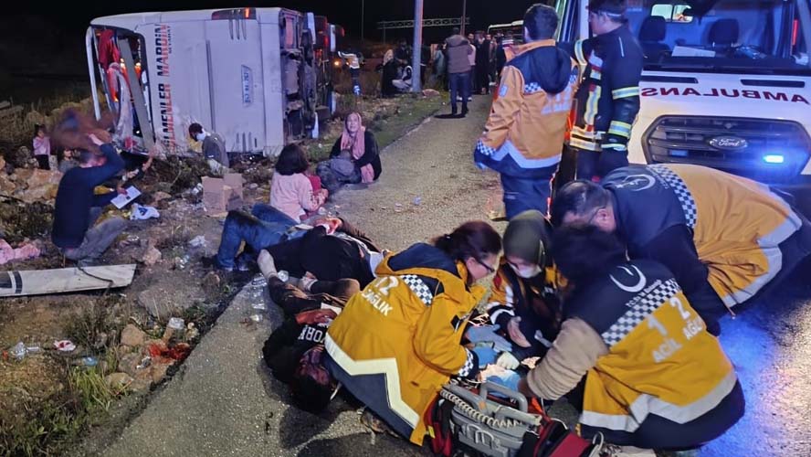 Edinilen bilgiye göre, Dikmenler Mardin Seyahat firmasına ait Hüseyin T. yönetimindeki 47 NA 767 plakalı yolcu otobüsü, Antalya istikametinden Mersin istikametine seyir halinde iken henüz bilinmeyen bir nedenle Aydıncık ilçesi Sarıyer tüneller çıkışında bariyerlere çarparak devrildi. Kazada ilk belirlemelere göre otobüs şoförünün de aralarında bulunduğu 9 kişi öldü, 28 kişi yaralandı. 