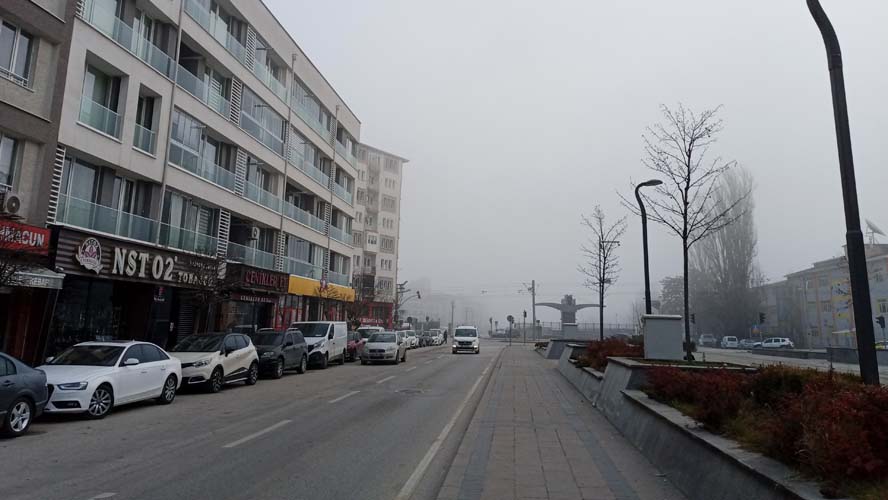 Meteoroloji 3. Bölge Müdürlüğü’nün tahmin ettiği üzere 1 Ocak gününün sabah saatlerinde Eskişehir’de pus ve sis hadisesi etkili oldu.