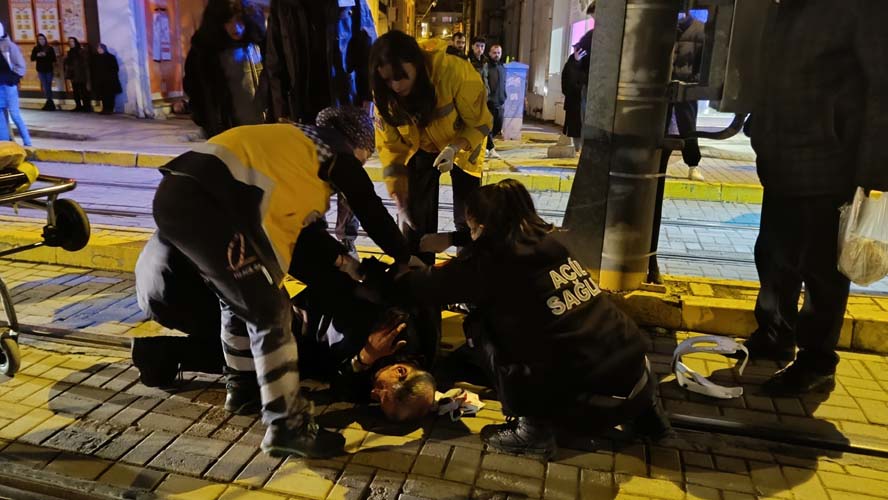 Olay, dün akşam saat 21.20 sularında Odunpazarı İlçesi Atatürk Lisesi tramvay durağına yakınlarında meydana geldi. Tramvay yolunda karşıdan karşıya geçmek isteyen yaşlı adam, ayağının kaldırıma takılması sonucunda dengesine kaybederek yere düştü.
