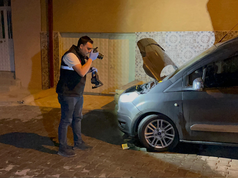 Benzin Dökülerek Yakılmak Istenen Araç Olay Yeri Ekipleri Tarafından Incelendi