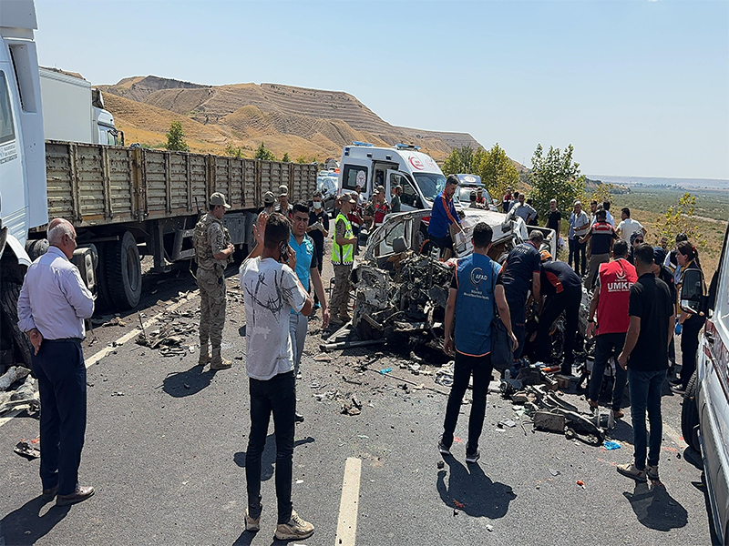 Düğüne Giden Araç Tırla Çarpıştı