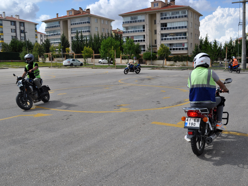 Sıcaktan Bunalarak Motosiklet Ekipmanlarını Takmayanlar Canlarını Tehlikeye Atıyor