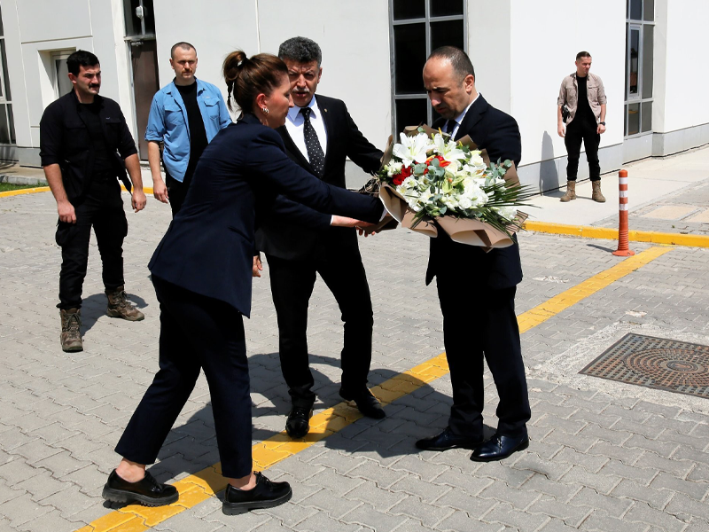 Yaman Ağırlar Ile Tolga Yılmaz, Birbirlerine Çiçek Takdim Ederken Yeni Görevlerinde Başarılar Diledi