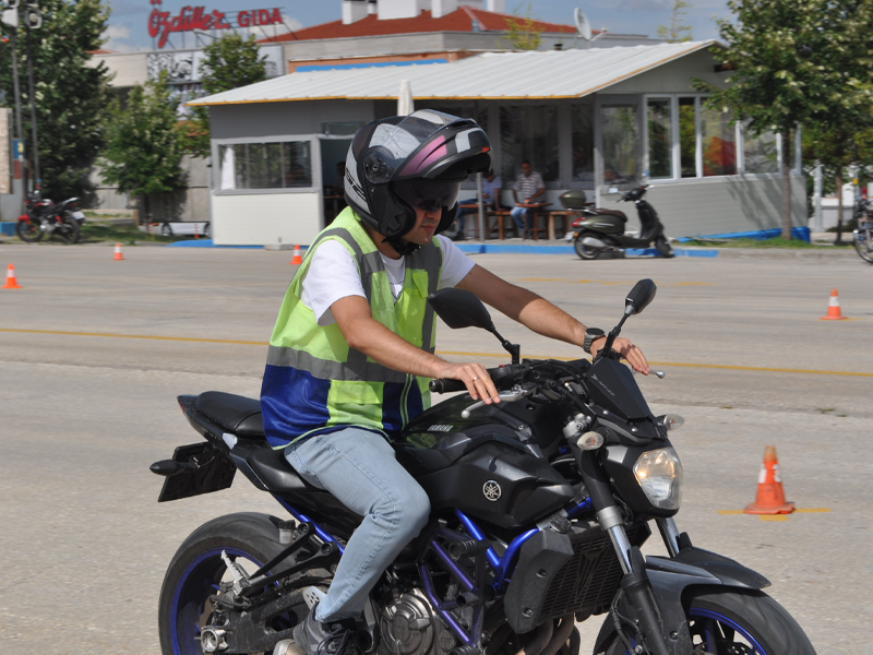 Yaz Aylarında Ekipmansız Yola Çıkan Motosiklet Sürücülerine Alternatif Kask Ve Diğer Koruma Ekipmanları Tavsiyesi