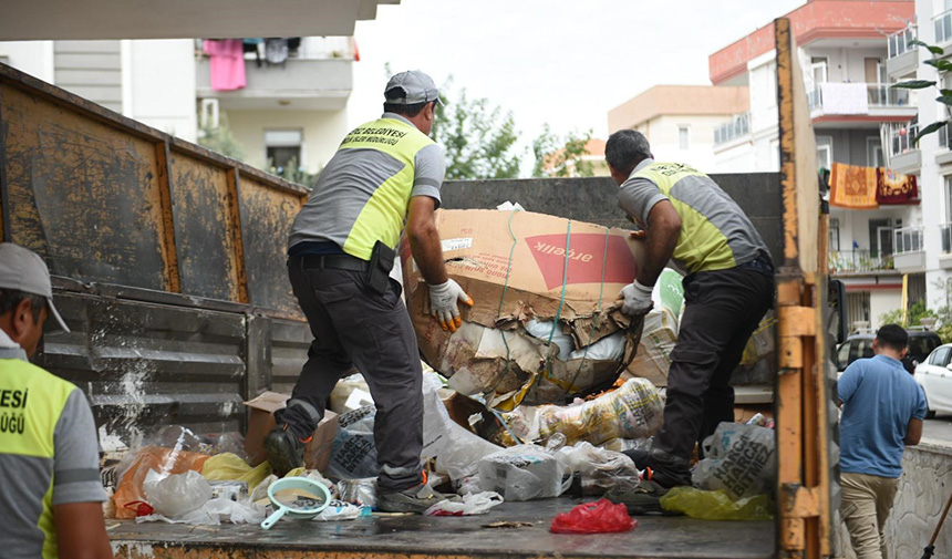 Antalya'daki Çöp Evi Belediye Çalışanları Temizledi