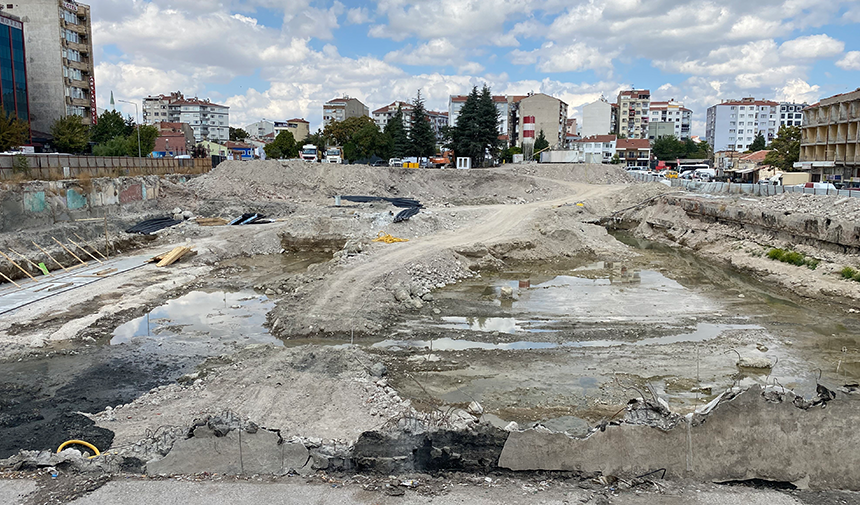 Eski Otogar Bölgesindeki Inşaat Alanında Çöken Yol Trafiğe Kapatıldı