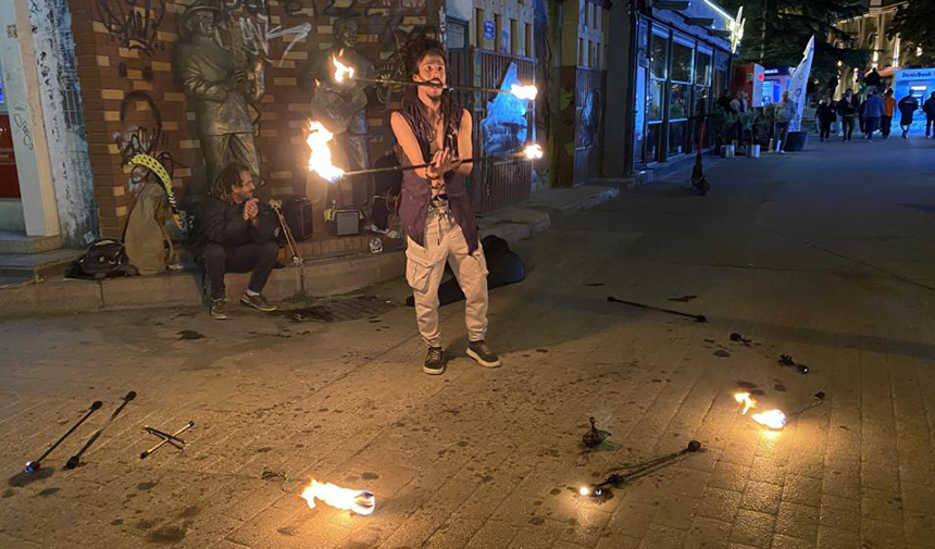 Eskişehir'de Akrobatik Meşale Gösterisi Beğeni Topladı