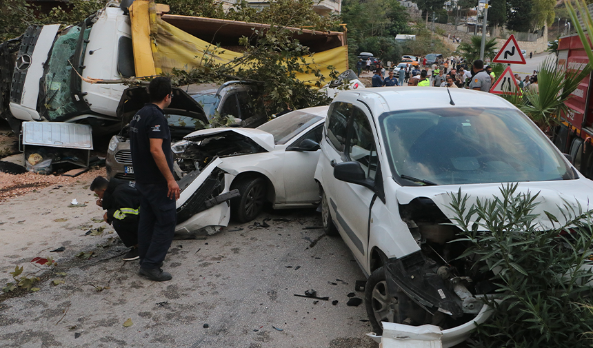 Hatay'da Fren Sisteminde Çıkan Arıza Sonrası Kum Yüklü Hafriyat Kamyonunun Araçları Kağıt Gibi Ezdiği Anlara Ait Görüntü Ortaya Çıktı