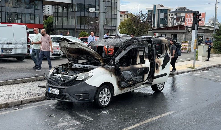 İstanbul'da Bir Şahıs Aracını Ateşe Verdi