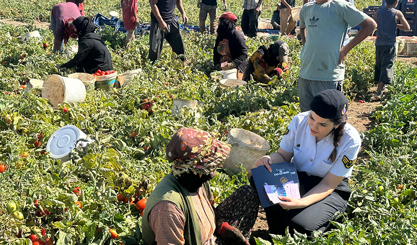 Jandarma Personeli Mevsimlik Tarım Işçilerini Ziyaret Etti