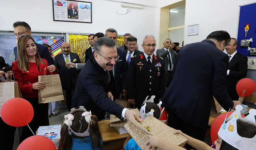 Yeni Öğretim Yılı Kutlamalarla Başladı Hediyeler Öğrencilere Dağıtıldı