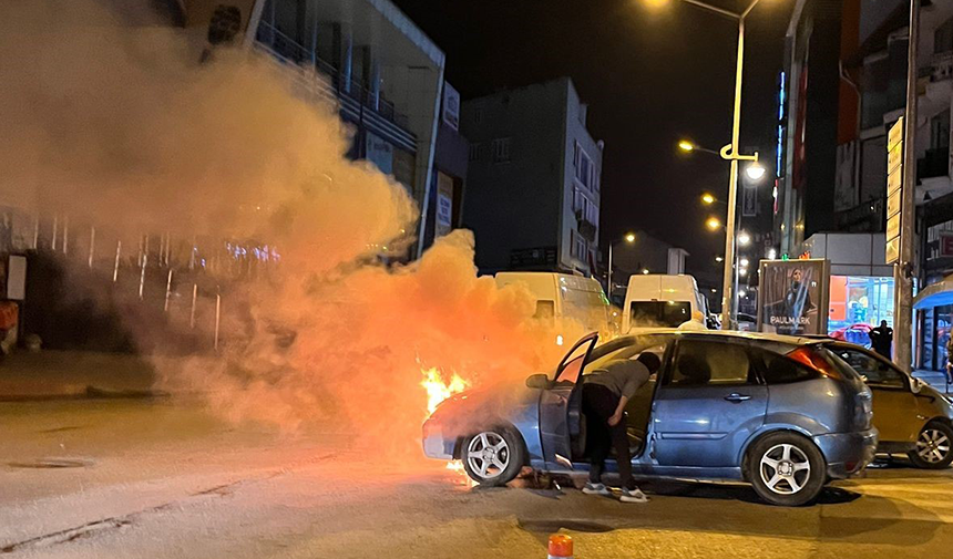 Cep Telefonunu Almak Için Yanan Aracın Içine Girdi