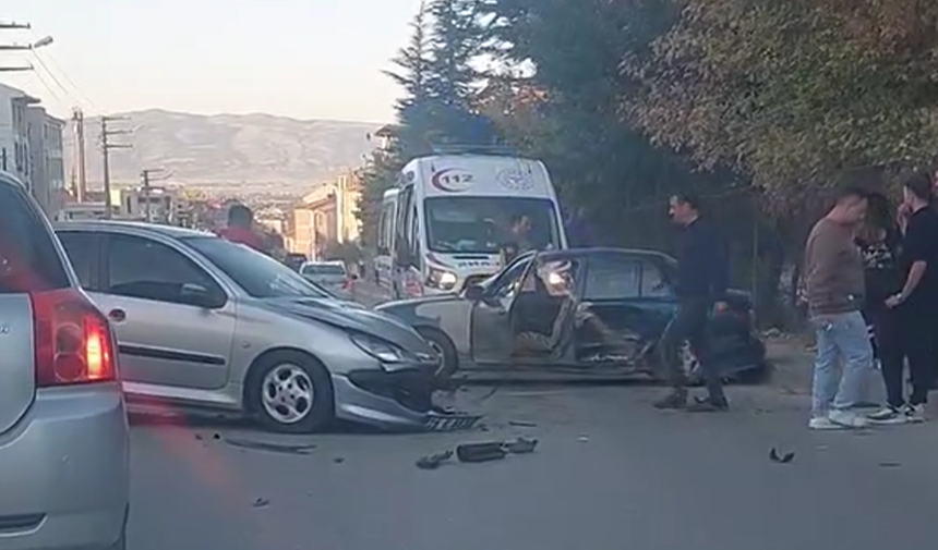 Eskişehir Odunpazarı Ilçesinde Iki Aracın Çarpıştığı Bir Trafik Kazası Meydana Geldi