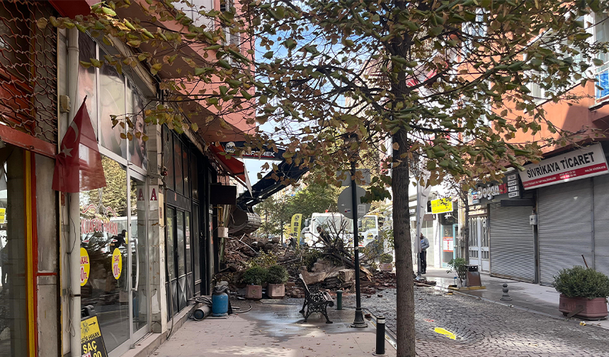 Reşadiye Esnaf Sokak'ta Devam Eden Yıkımda Molozların Sokağa Dökülmesi Sonucu Sokak Trafiğe Kapandı