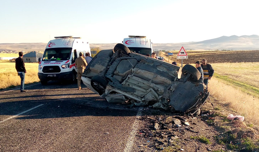 Tir’ın Devrildiği, Otomobilin Kullanılamaz Hale Geldiği Kazada 2 Can Kaybı Olduğu Bildirildi