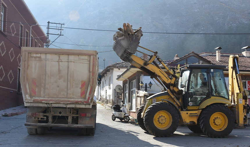 İnönü'de Tehlike Saçan Metruk Bina Yıkıldı