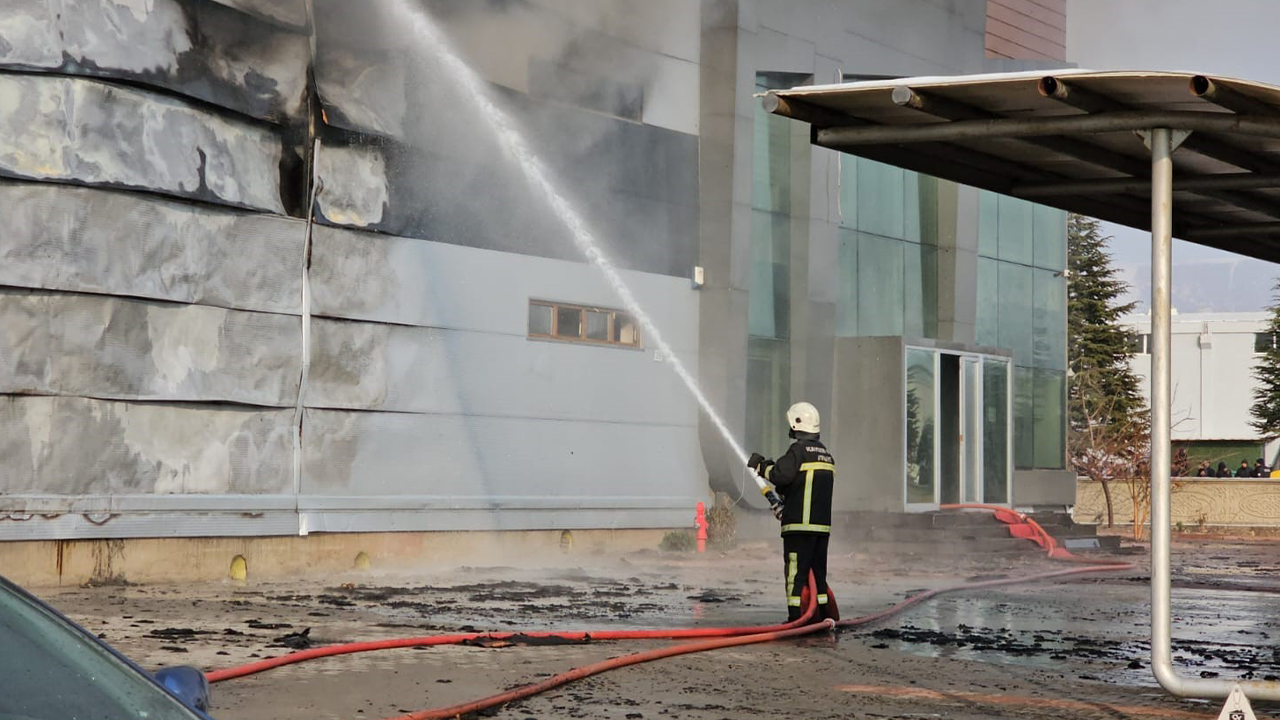 İtfaiye Ekiplerinin Alevlere Müdahalesi Devam Ediyor