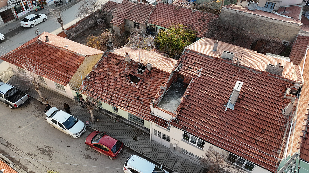 79 Yaşındaki Pembegül Tugay “Evin Çatısı Göçtü O Yüzden Tuvalet Hep Soğuk Esiyor, Çok Zorlanıyoruz”