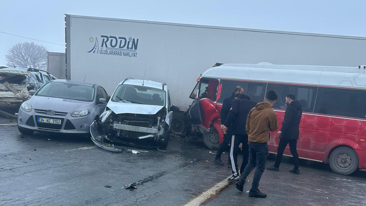 Bitlis Tatvan Karayolu Rahva Mevkiinde 25 Aracın Karıştığı Zincirleme Kaza Meydana Geldi