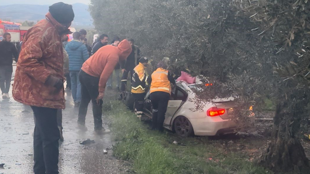 Bursa'nın İznik Ilçesinde Tanker Ile Karşı Şeritten Gelen Otomobil Kafa Kafaya Çarpışt