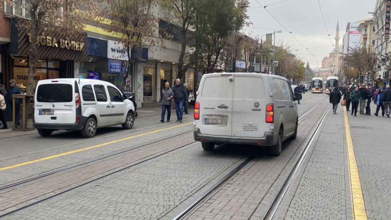 Trafiğe Kapalı Caddede Seyrediyor, Otopark Gibi Kullanıyorlar