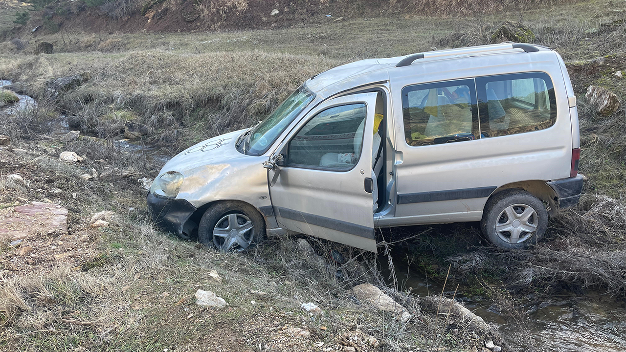 Eskişehir Afyonkarahisar Yolunda Araç Şarampole Uçtu