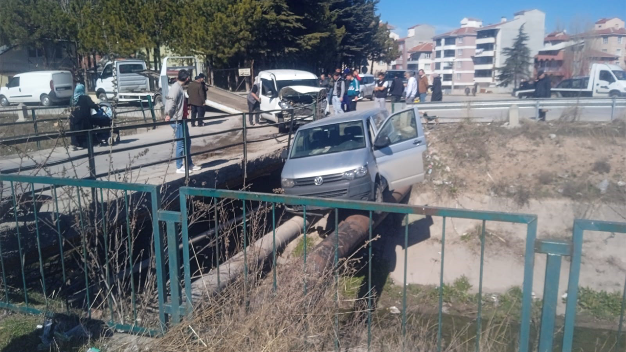 Eskişehir’de Kaza Araç Su Borularının Üstünde Asılı Kaldı