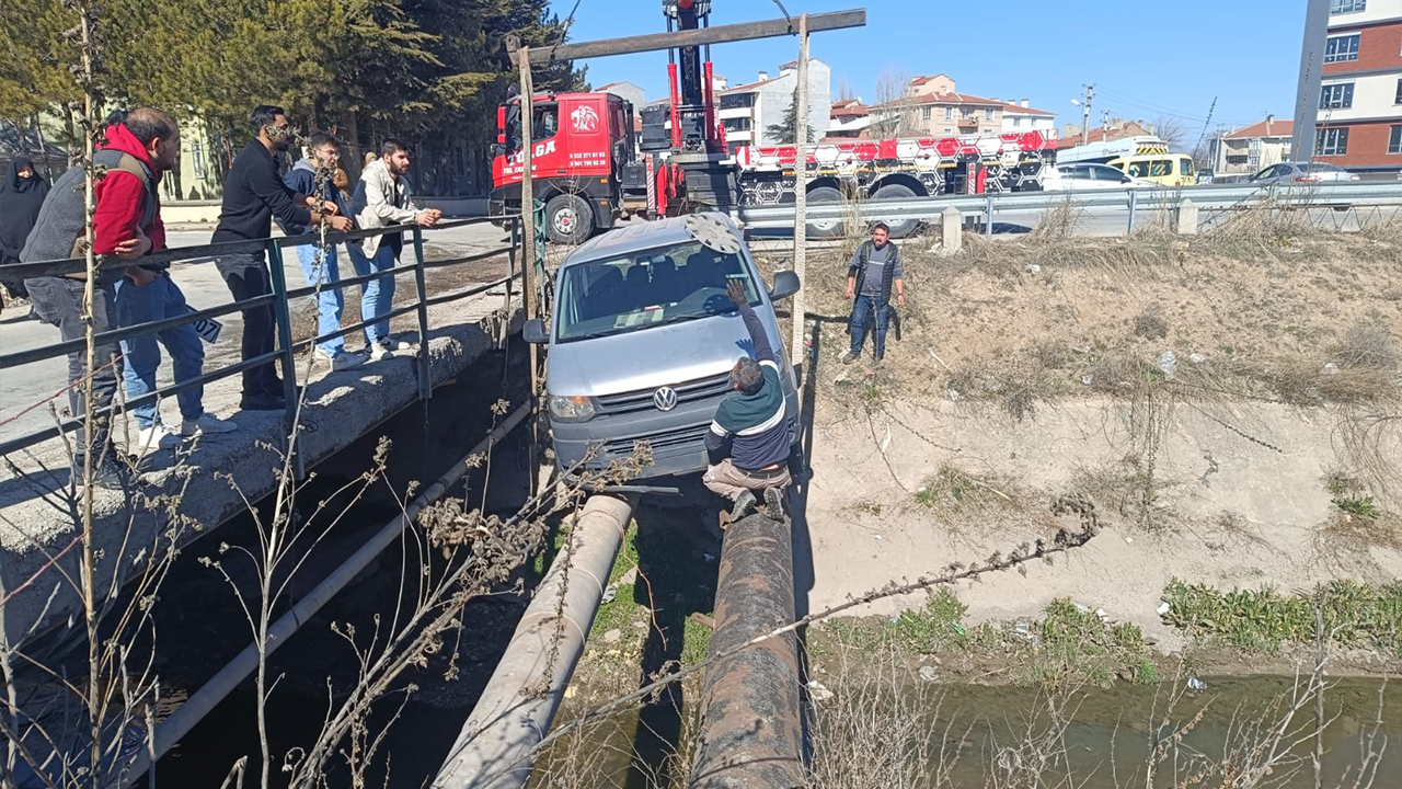 Eskişehir’de Korkutan Kaza Araç Borularda Asılı Kaldı