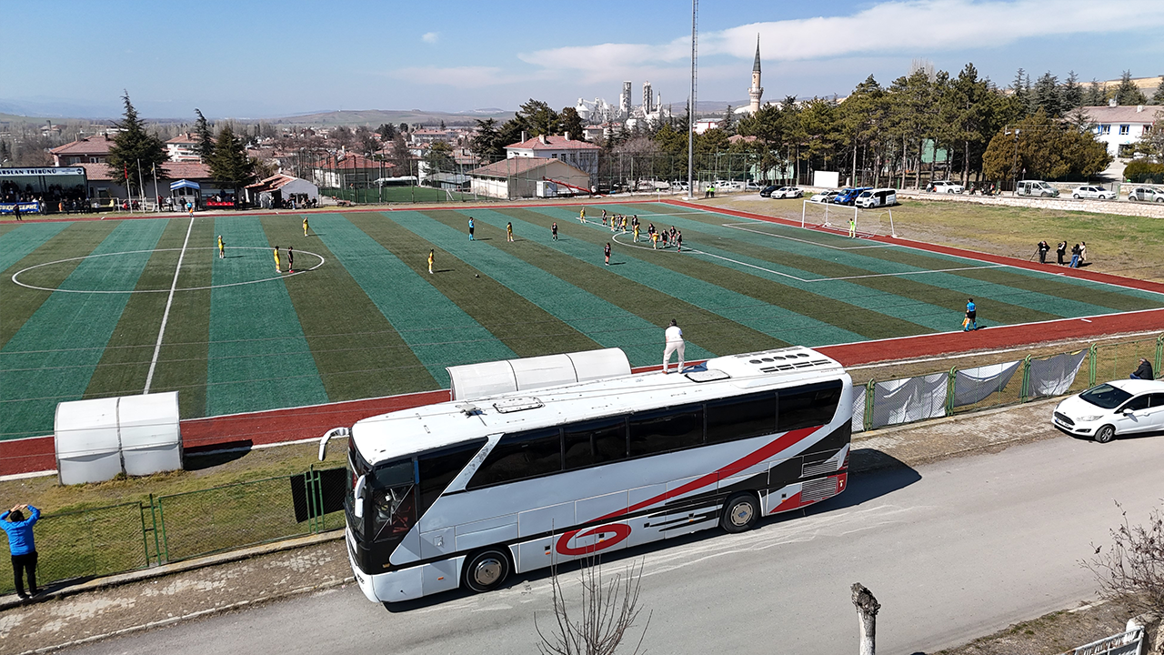 Eskişehirspor Kadın Futbol Takımı Teknik Direktörü Pınar Konca Takımına Taktik Verirken