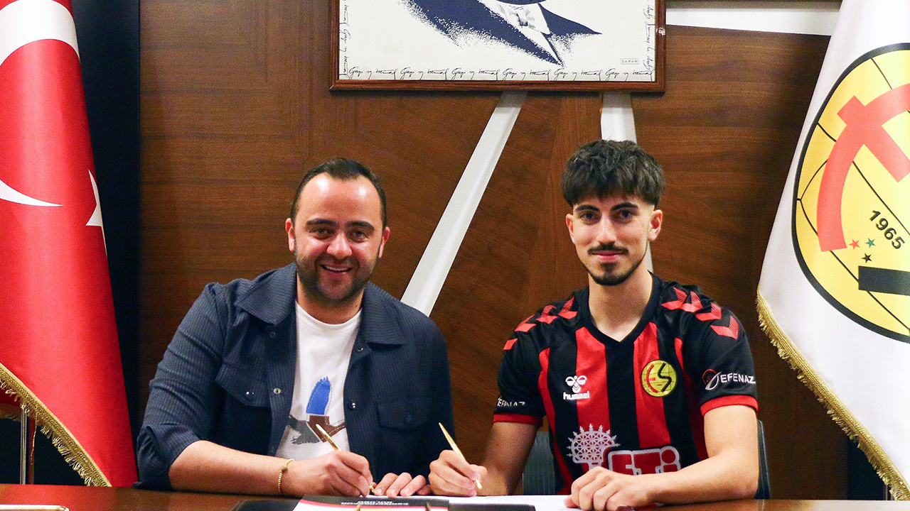 Eskişehirspor'dan Berk Zerenman Siyah Kırmızı Formaya Imza Attı