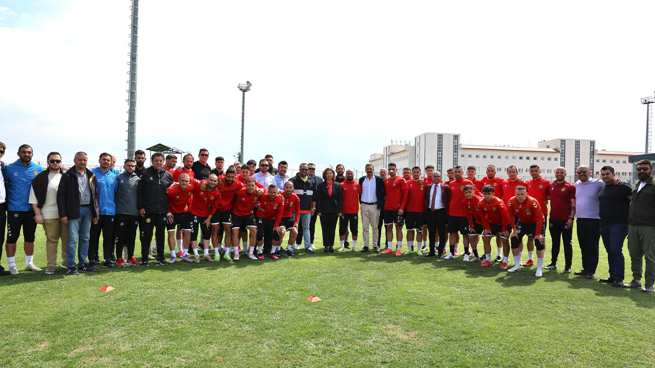 Ayşe Ünlüce’den Eskişehirspor’a Destek