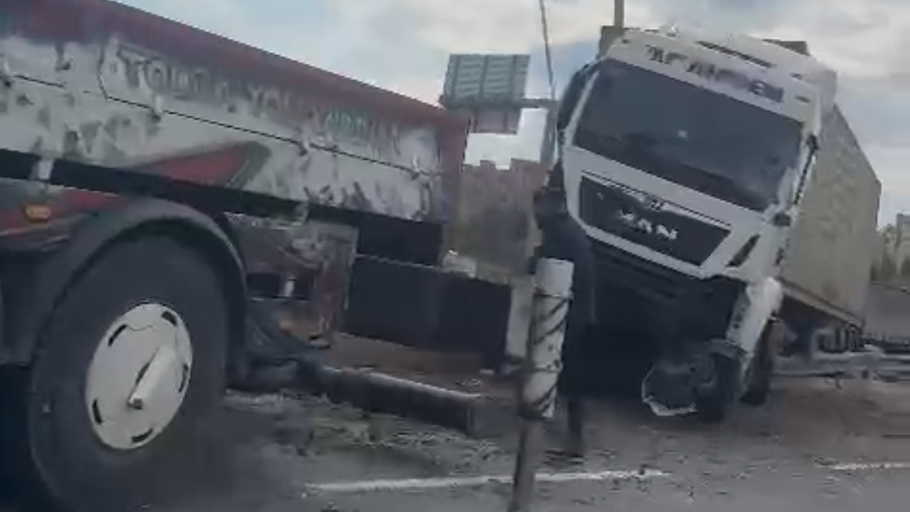 Eskişehir Çevreyolunda Korkutan Kaza! Tır Bariyerlere Girdi