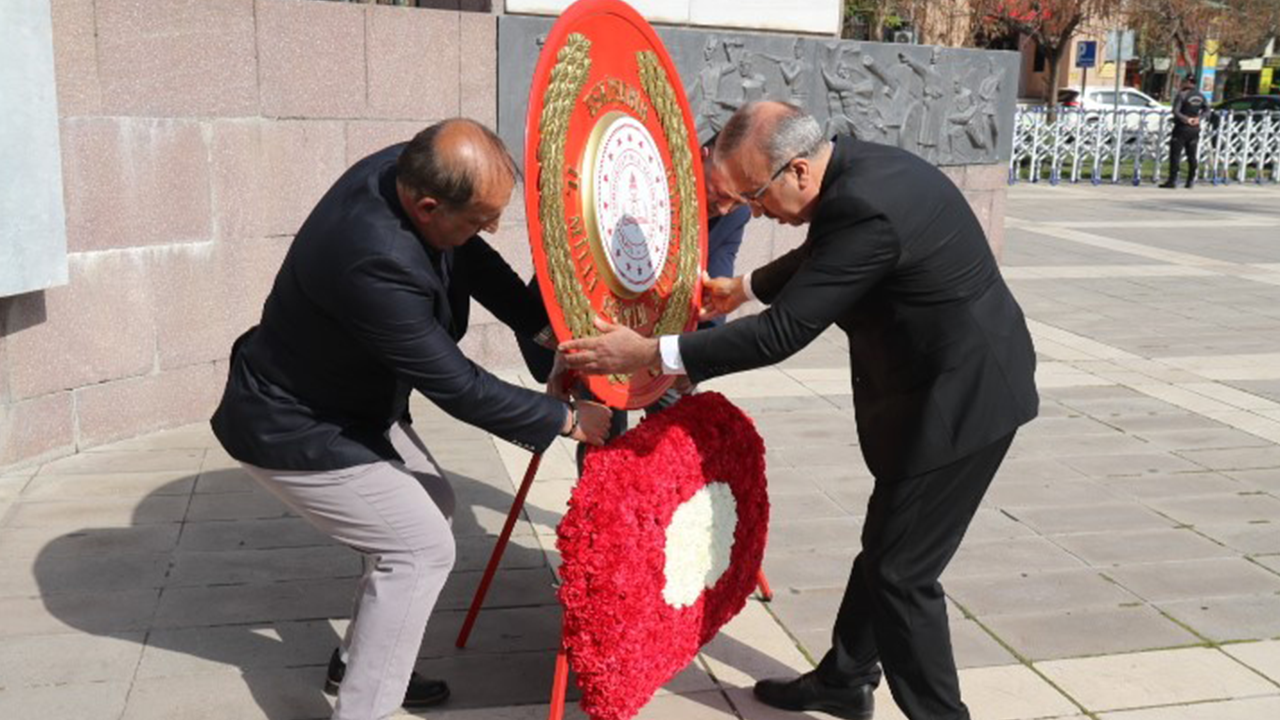 Eskişehir’de 23 Nisan Coşkusu Atatürk Anıtı’na Çelenk Sunuldu