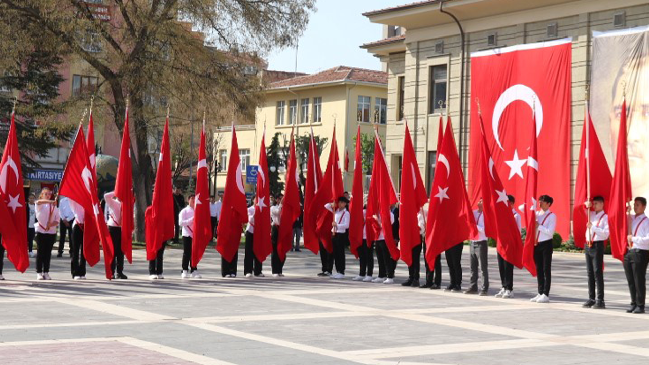 Eskişehir’de 23 Nisan Coşkusu Atatürk Anıtı’na Çelenk Sunuldu1