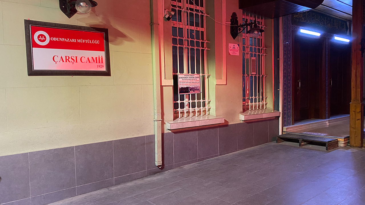 Eskişehir’de Camide Uyuyakalan Adam Uyanınca Şok Yaşadı