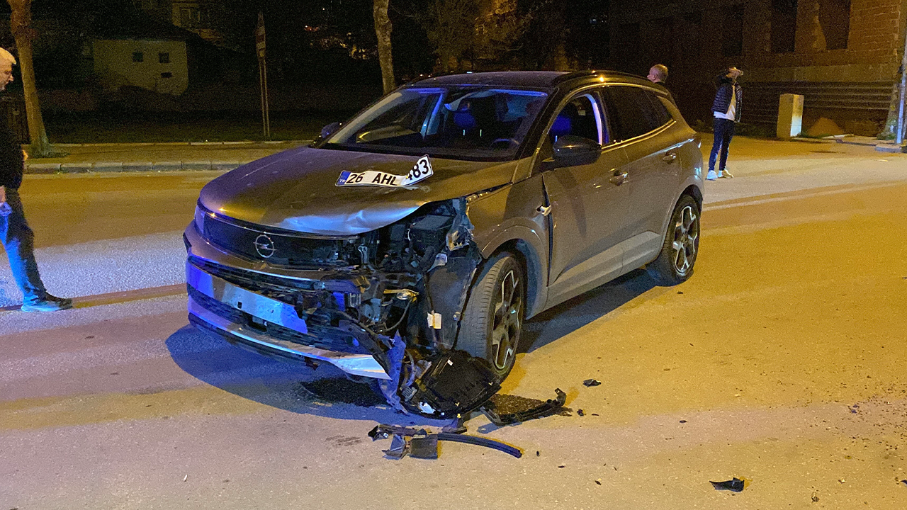 Eskişehir’de Feci Kaza Motosiklet Sürücüsü İki Araca Çarptı Ağır Yaralandı