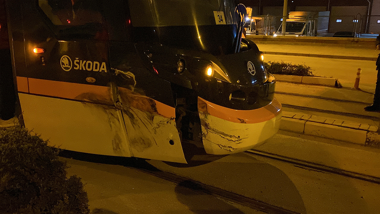 Eskişehir'de Kamyon Tramvaya Çarptı