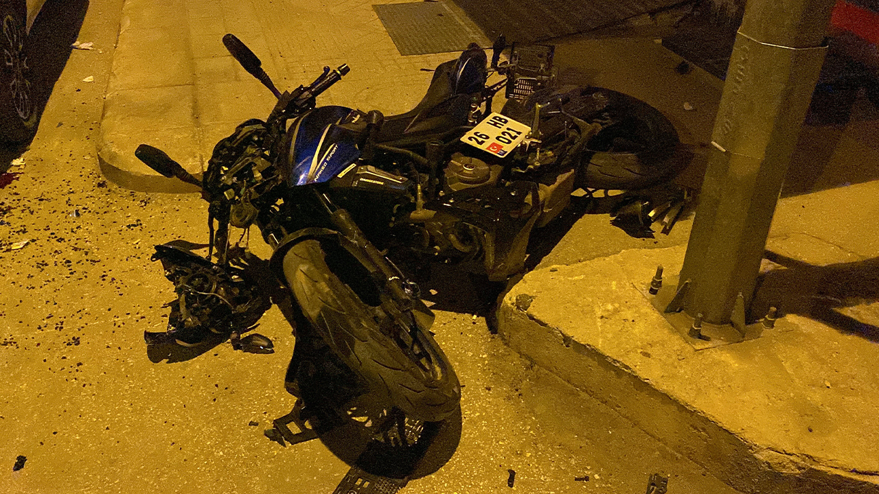 Eskişehir’de Kaza Motosiklet Sürücüsü İki Araca Çarptı Ağır Yaralandı