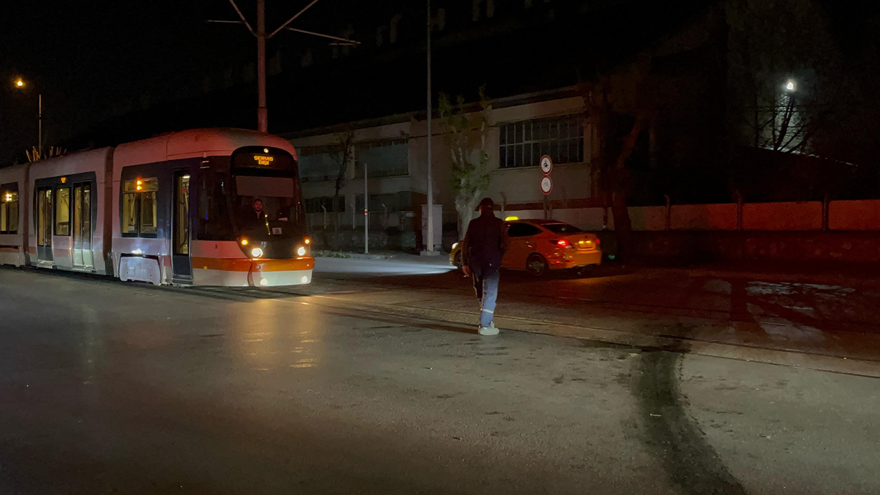 Eskişehir’de Polisten Kaçan Ehliyetsiz Sürücü Ters Yönde Kaza Yaptı Tramvay Seferleri Aksadı