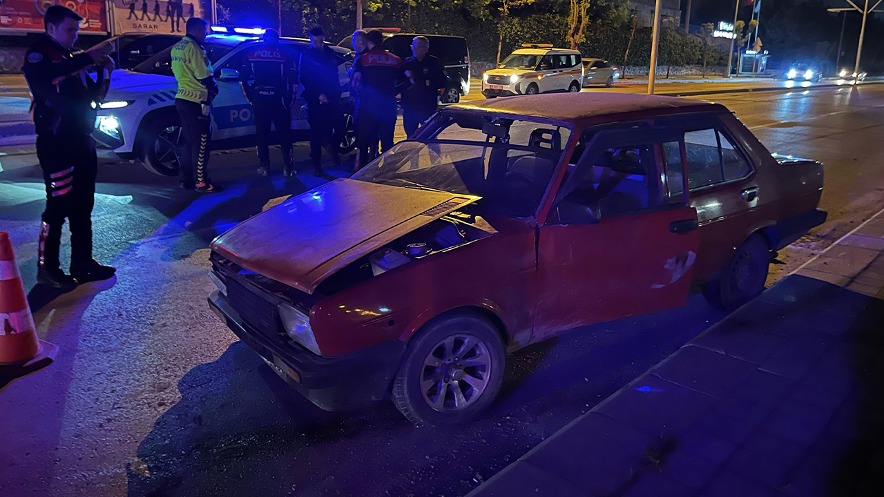 Eskişehir’de Polisten Kaçan Ehliyetsiz Sürücü Ters Yönde Kaza Yaptı!