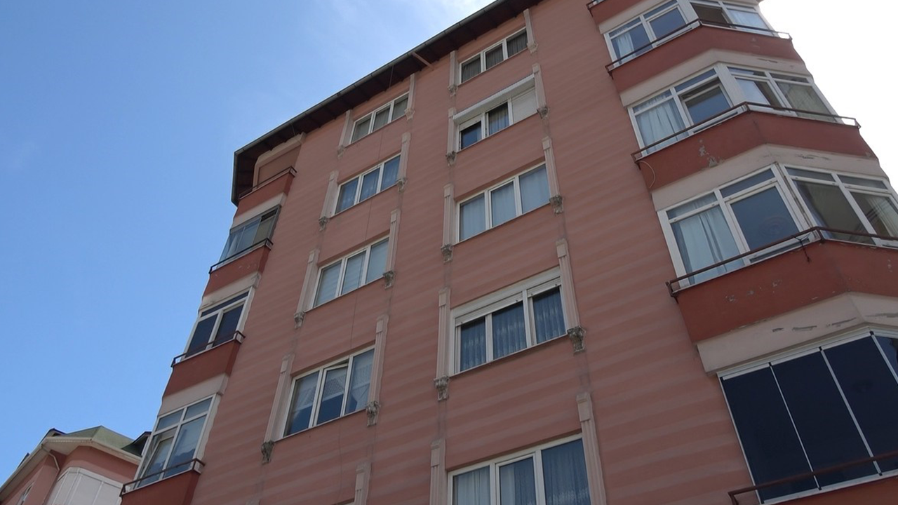 Pencereden Attığı 36 Günlük Bebek Hayatını Kaybetti
