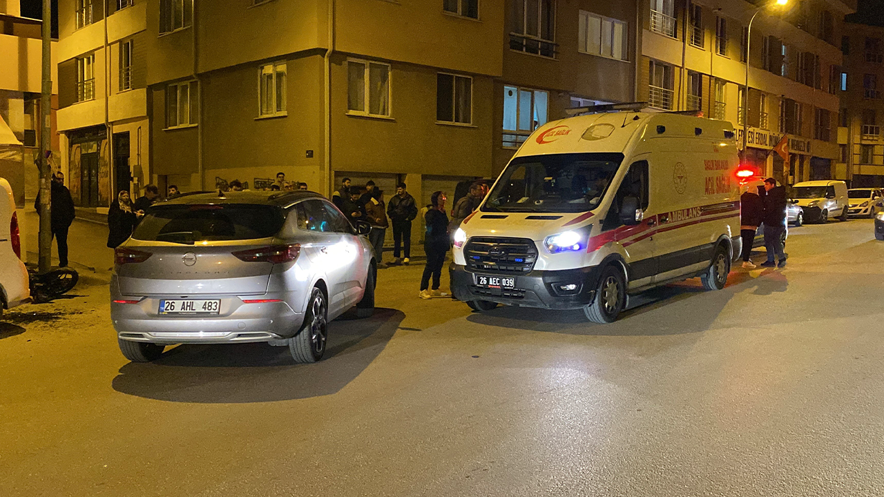 Peş Peşe 2 Araca Çarpan Motosikletin Sürücüsü Ağır Yaralandı