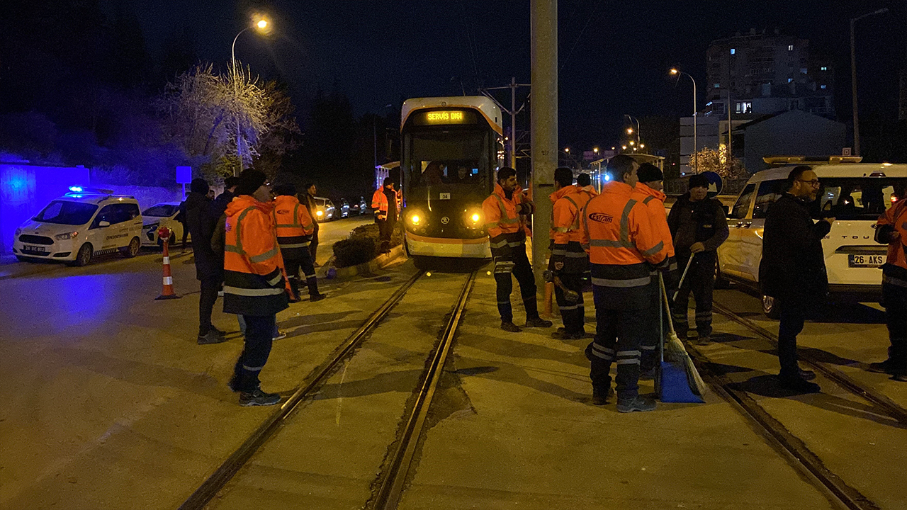 Temizlik Kamyonu Tramvaya Çarptı