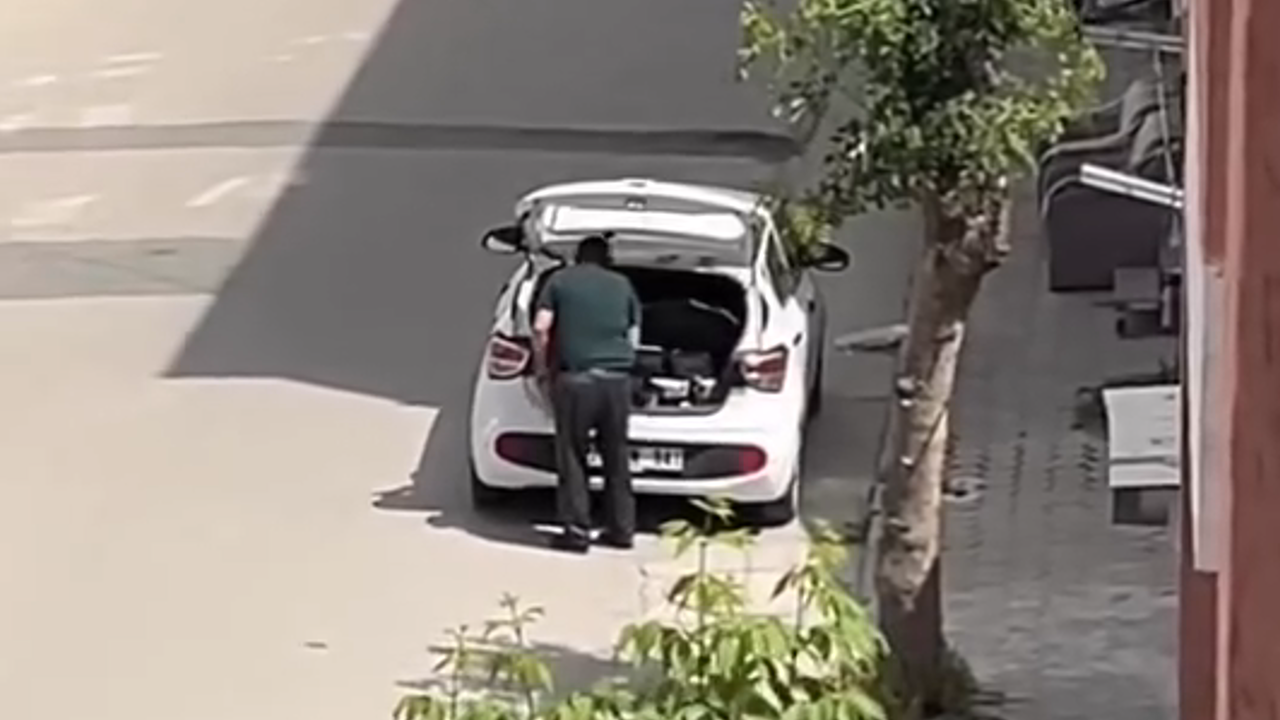 Eskişehir’de Kaldırım Taşlarını Kazmayla Söktü Köyüne Götürdü!
