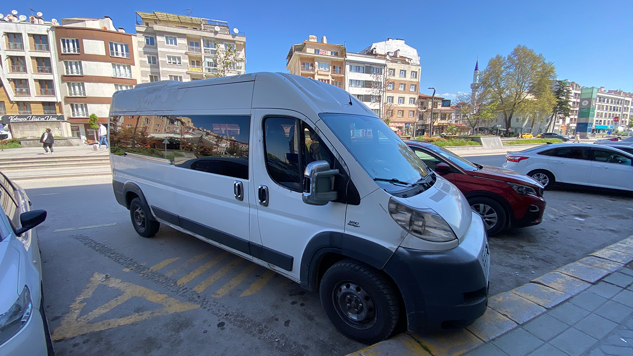 Eskişehir’de Kural Tanımazlık Otobüs Duraklarını Araçlar Doldurdu