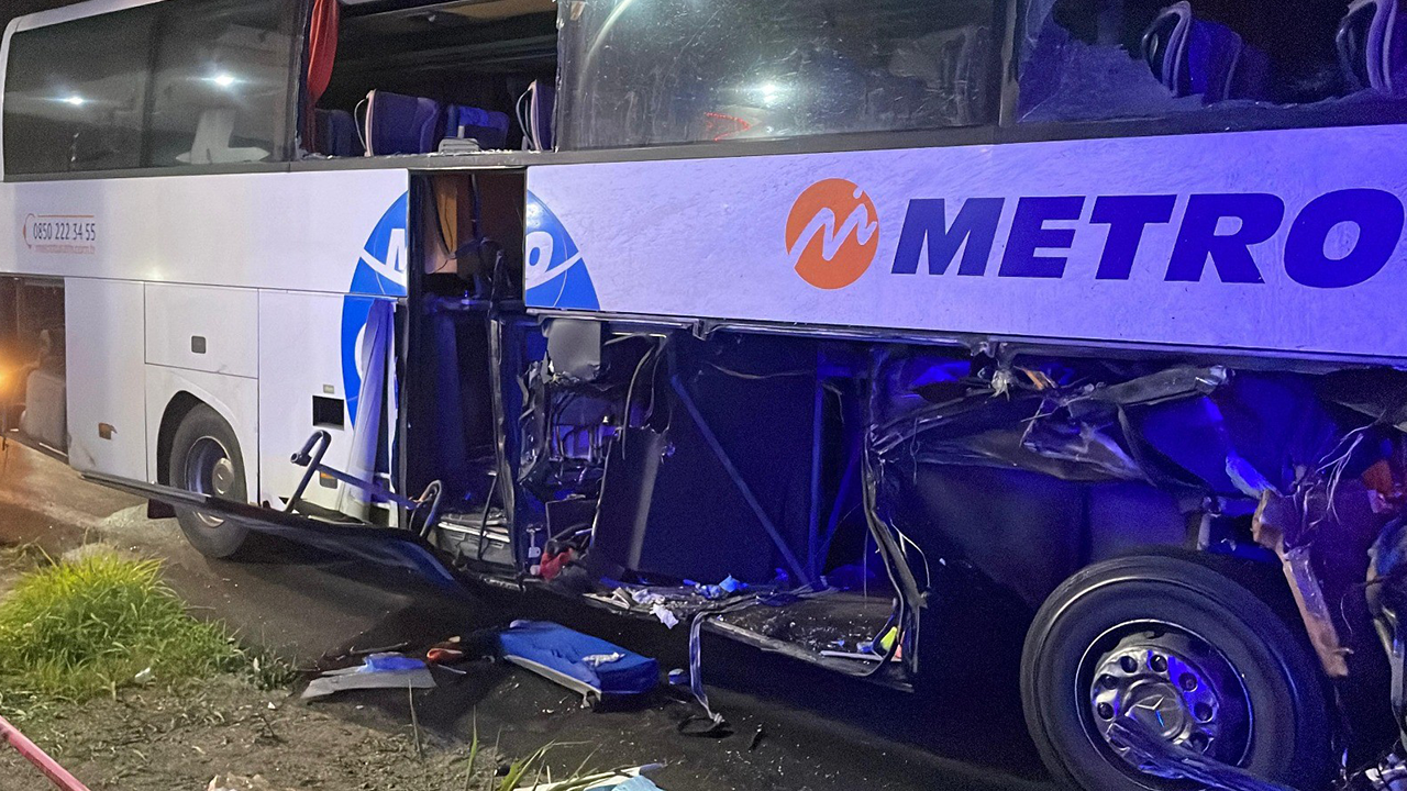 Otobüs Tırla Çarpıştı