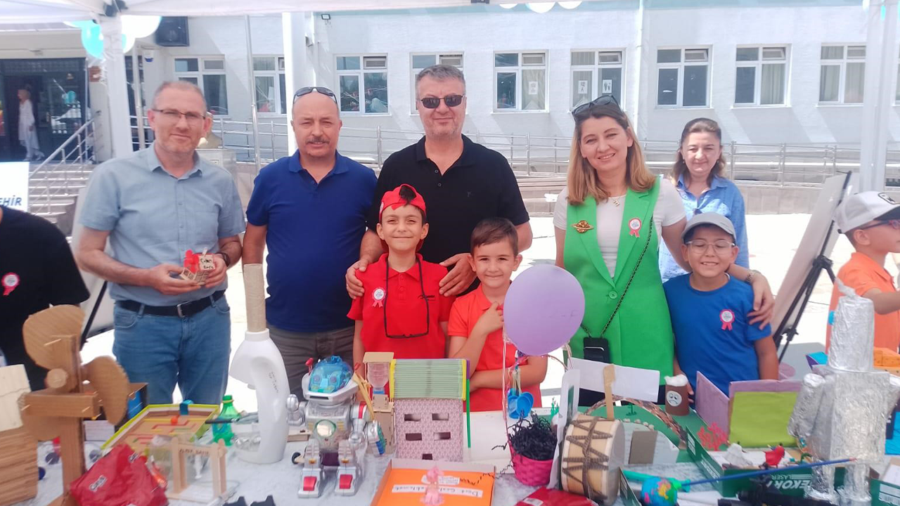 Vali Münir Raif İlkokulu Öğrencileri