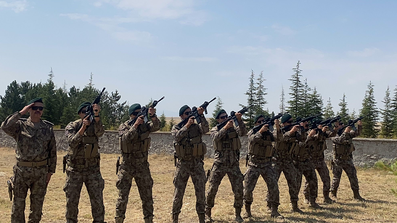 15 Temmuz Şehidi Için Saygı Atışı