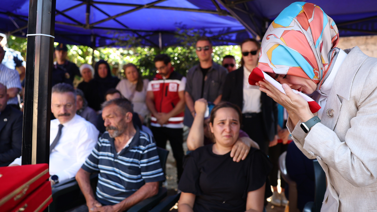 Bakan Göktaş'tan Şehit Ailelere Taziye Ziyareti